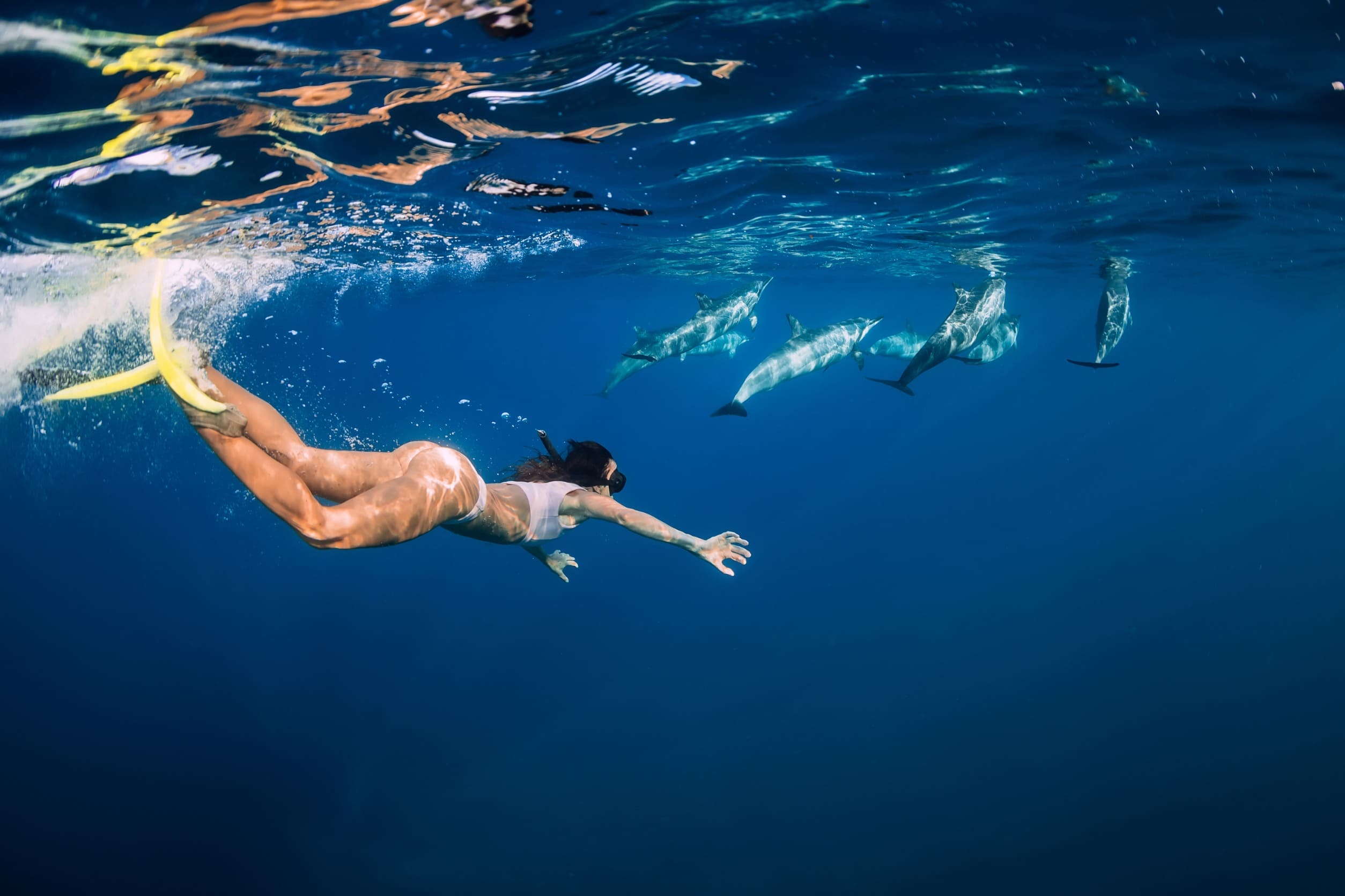 mujer haciendo submarinismo
